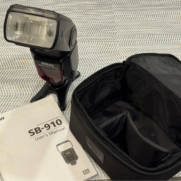 Nikon SB-910 Black Flash Unit with Case - Picture 1 of 8